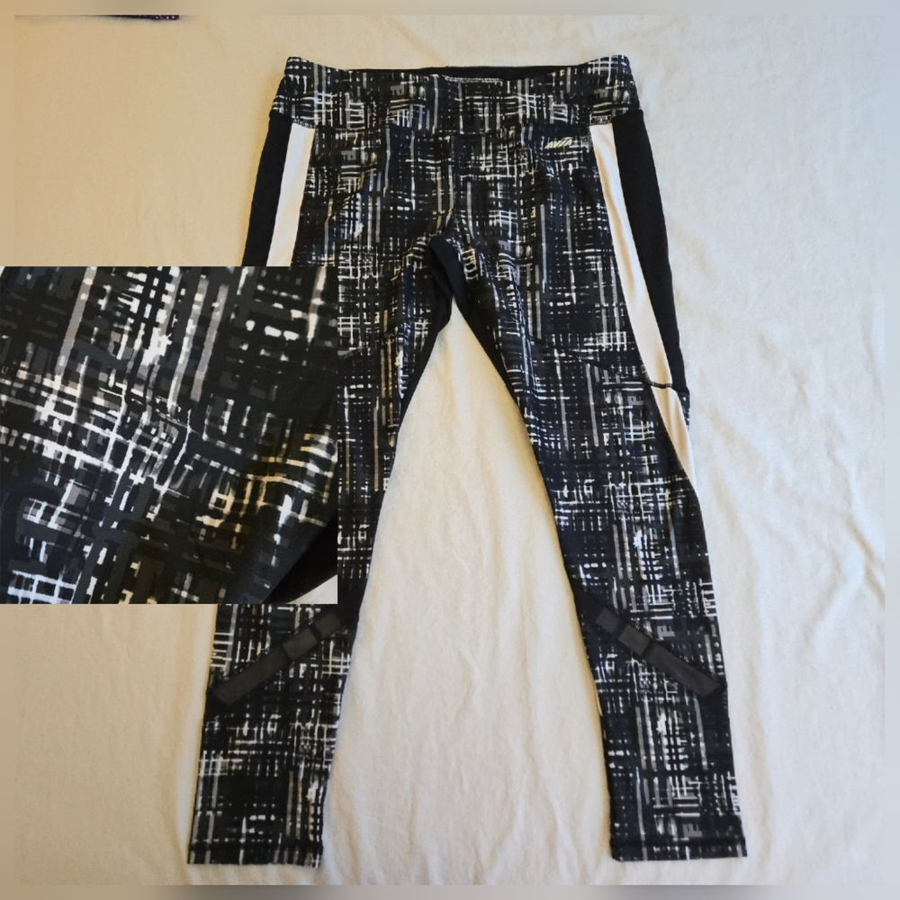 Avia Black and White High Rise Geometric Patterned Leggings EB2